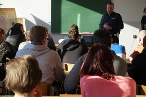 asp. Zbigniew Morawiec podczas spotkania z kursantami prawa jazdy