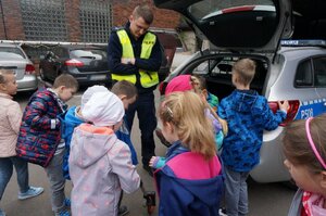 Wizyta uczniów Szkoły Podstawowej na 17 w Zabrzu w Komendzie Miejskie Policji przy ulicy 1 Maja 10