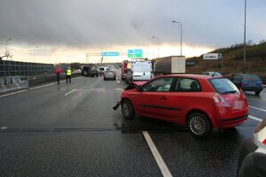 Policjanci komisariatu autostradowego, a także funkcjonariusze zabrzańskiej komendy podczas czynności policyjnych na autostradzie A4