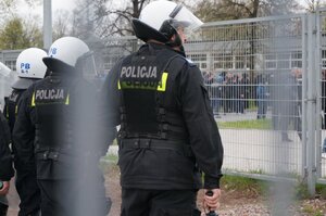 Policjanci podczas zabezpieczenia meczu piłki nożnej pomiędzy drużynami Górnika Zabrze i Zagłębia Sosnowiec