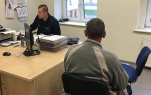 Dzielnicowy z II komisariatu z zatrzymanym mężczyzną poszukiwanym europejskim nakazem aresztowania