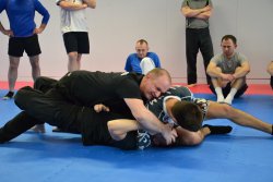 Policjanci podczas szkolenia z techniki i taktyki interwencji