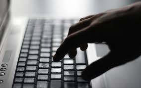 klawiatura komputera i dłoń