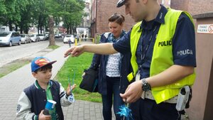 Policjanci zabrzańskiej drogówki wspólnie ze strażnikami miejskimi podczas działań "Tydzień bezpiecznego przedszkolaka"