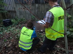 Zabrzańscy policjanci podczas oględzin ujawnionych zwłok