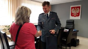 Komendant Miejski Policji w Zabrzu insp. Dariusz Wesołowski dziękuję mieszkance Zabrza za pomoc w zatrzymaniu przestępcy poszukiwanego przez wymiar sprawiedliwości.