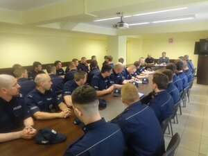 Komendant podczas spotkania z policjantami