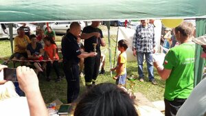 Zabrzańscy dzielnicowi podczas spotkania z młodymi wędkarzami