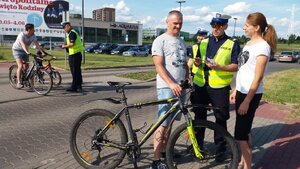 Policjanci zabrzańskiej drogówki podczas akcji promującej bezpieczeństwo rowerzystów