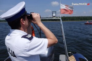 Policjant podczas patrolu akwenu wodnego