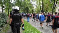 Policjanci podczas zabezpieczenia meczu piłki nożnej rozgrywanego pomiędzy drużynami Górnika Zabrze i Arki Gdynia