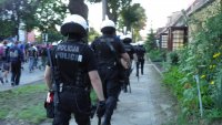 Policjanci podczas zabezpieczenia meczu piłki nożnej rozgrywanego pomiędzy drużynami Górnika Zabrze i Arki Gdynia