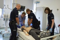 policjanci podczas wizyty w Śląskim Uniwersytecie Medycznym w Katowicach