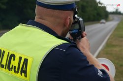 Policjant podczas działań drogowych