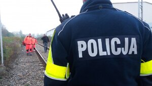 Zabrzański policjant podczas interwencji na szlaku kolejowym
