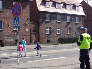 Policjanci zabrzańskiej drogówki podczas działań "Bezpieczne przejścia"
