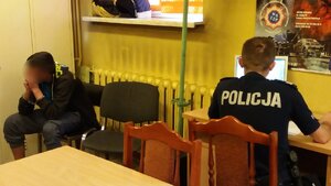 Zabrzański policjant podczas czynności z jednym ze sprawców kradzieży telefonu