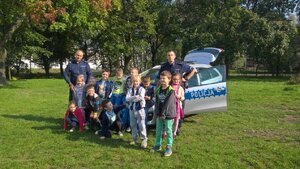 Zabrzańscy dzielnicowi podczas spotkania z uczniami szkół podstawowych realizowanych w ramach kampanii „Kręci mnie bezpieczeństwo... przez cały rok szkolny”