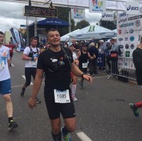 Zabrzański policjant kom. Oktawiusz Cieślik podczas biegu na dystansie 21km i 97,5 m.