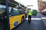 Policjant podczas kontroli autobusu PKM Gliwice