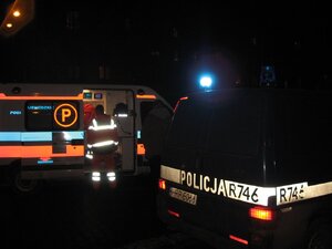 Policyjny radiowóz i karetka pogotowia