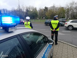 Policjanci podczas działań na drodze