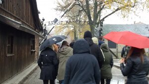 Bo liczy się człowiek… - uczestnicy warsztatów podczas zwiedzania muzeum w Oświęcimiu