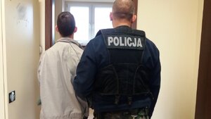 Policjanta z zatrzymanym mężczyzną