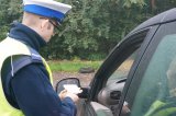 Policjant zabrzańskiej drogówki podczas kontroli pojazdu