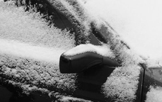 Źle odśnieżony samochód