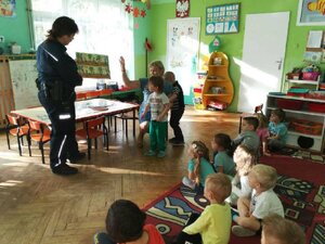 sierż.. Iwona Nadolska podczas spotkania z przedszkolakami