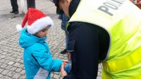 Policjanci zabrzańskiej drogówki podczas zabezpieczenia przejazdu orszaku Mikołaja