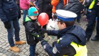 Policjanci zabrzańskiej drogówki podczas zabezpieczenia przejazdu orszaku Mikołaja