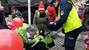 Policjanci zabrzańskiej drogówki podczas rozdawania elementów odblaskowych