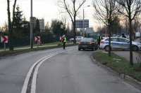 Policjanci zabrzańskiej drogówki podczas czynności na miejscu zdarzenia potrącenia nastolatka