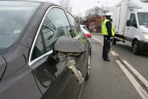 Policjanci zabrzańskiej drogówki podczas czynności na miejscu zdarzenia potrącenia nastolatka