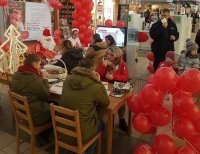 Zabrzańscy dzielnicowi podczas akcji DKMS pozyskujących nowych potencjalnych dawców szpiku