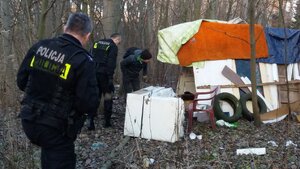 Zabrzańscy policjanci i pracownik MOPR-u podczas kontroli miejsc, w których przebywają osoby bezdomne
