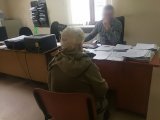 Policjant III komisariatu podczas czynności z jedną z zatrzymanych kobiet