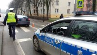 Zabrzańscy policjanci podczas czynności na miejscu potrącenia kobiety na oznakowanym przejściu dla pieszych