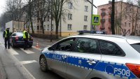 Zabrzańscy policjanci podczas czynności na miejscu potrącenia kobiety na oznakowanym przejściu dla pieszych