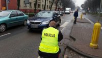 Zabrzańscy policjanci podczas czynności na miejscu potrącenia kobiety na oznakowanym przejściu dla pieszych