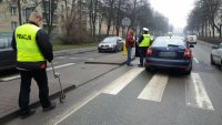 Zabrzańscy policjanci podczas czynności na miejscu potrącenia kobiety na oznakowanym przejściu dla pieszych