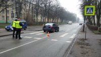 Zabrzańscy policjanci podczas czynności na miejscu potrącenia kobiety na oznakowanym przejściu dla pieszych