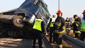Zabrzańscy policjanci i strażacy na miejscu zdarzenia drogowego