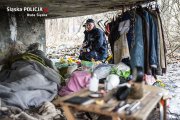Policjanci podczas kontroli miejsc grupowania się osób bezdomnych