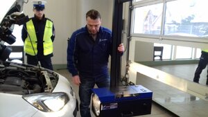 Zabrzańscy policjanci podczas akcji na stacji diagnostycznej