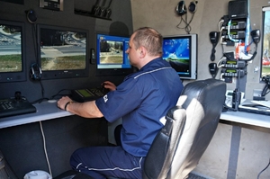 Policjant drogówki podczas działań w pojeździe RSD