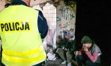 policjant kontrolujący osoby bezdomne