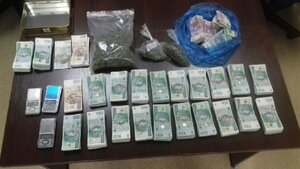 zabezpieczone przez zabrzańskich kryminalnych narkotyki i pieniądze